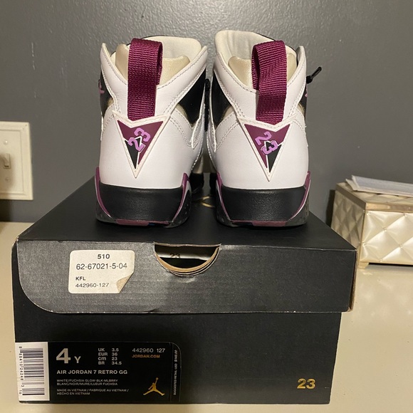 Size 4Y Jordan 7 Retro why/fuschia - Picture 2 of 4